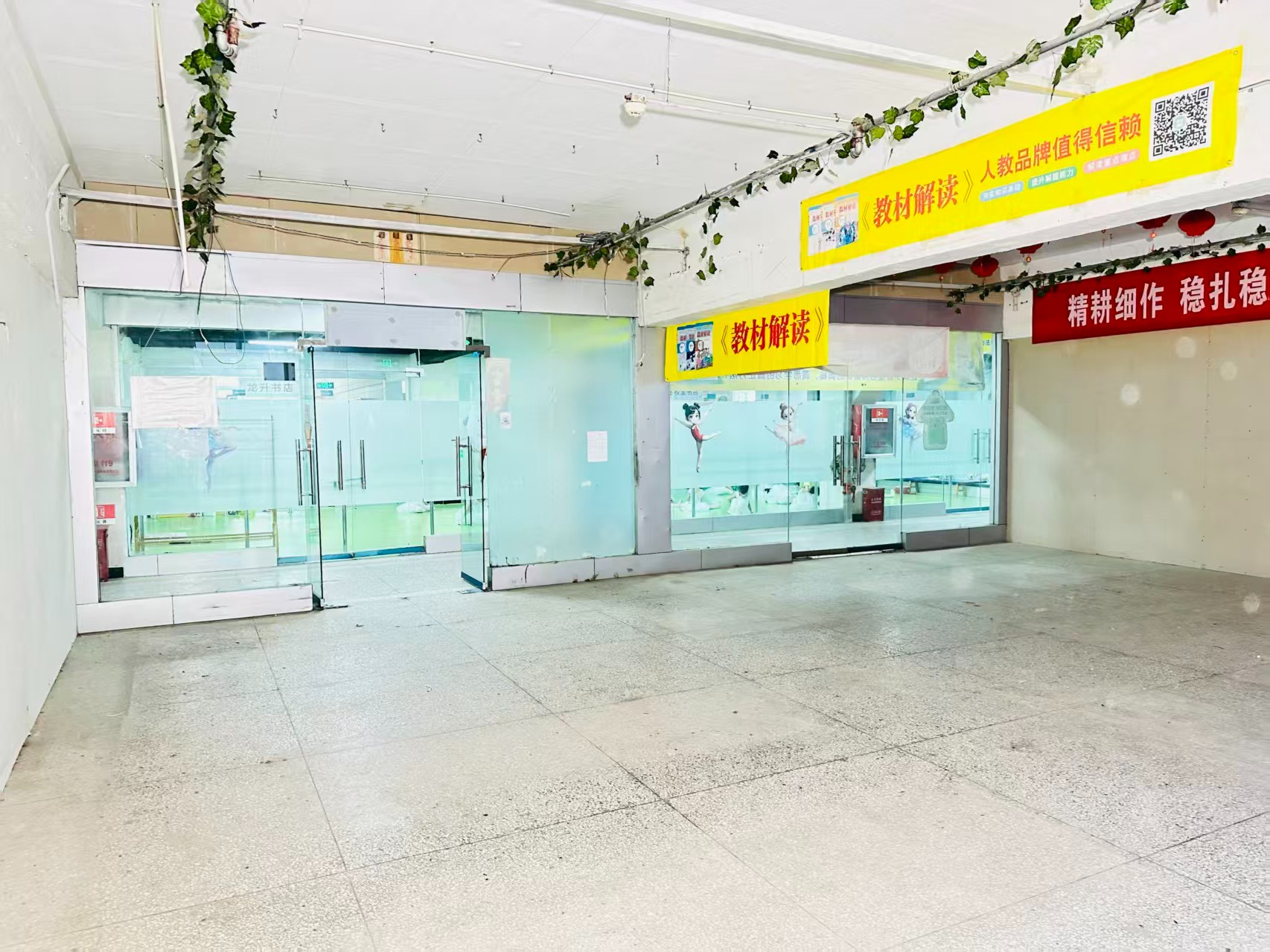 长江西路提供写字楼、商铺、展示空间、直播间等多种面积选择，满足企业办公、研发、展示、运营等多元需求。