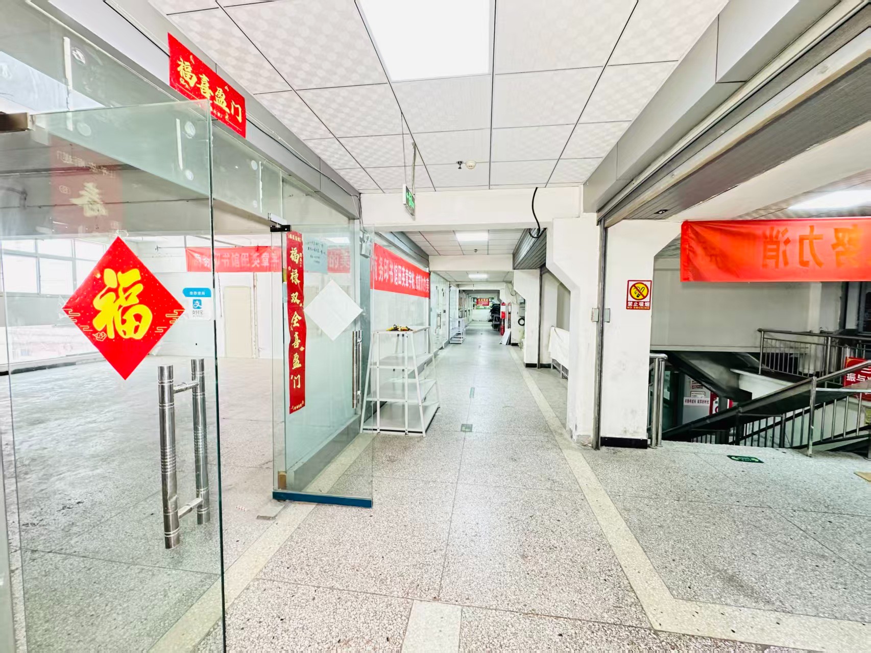 长江西路灵活办公空间，满足企业不同发展阶段需求 ✨ 商业配套完善，助力企业快速成长 ✨ AI产业资源链接，共建创新生态 ✨ 办公、展示、运营一体化空间  现在入驻，抢占AI产业发展新赛道！