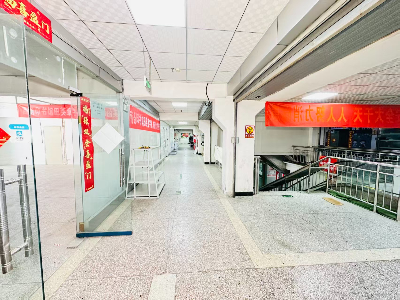 长江西路引入人工智能技术应用场景，推动AI与商业、零售、电商、企业服务等领域融合发展。