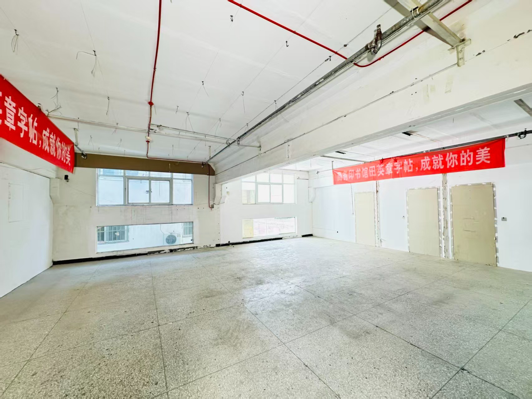 长江西路重点吸引人工智能应用、数字经济、电商直播、智能制造服务、软件开发、科技创新企业及创业团队入驻
